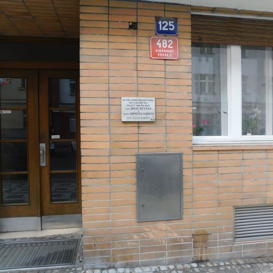 Pamětní deska Josefa Růžičky a Františka Gajdzici na domě Slezská 482/125 na Vinohradech