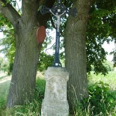 Kříž u silnice západně od Chlumu