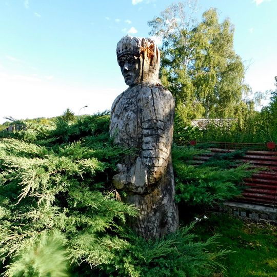 Dřevěná plastika před amfitátrem v Lipnici nad Sázavou