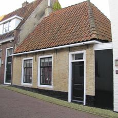 Laag huisje onder dwarskap