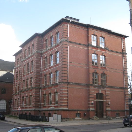 Schulbau mit Turnhalle und Einfriedung zur Reinhardtstraße Reinhardtstraße 6