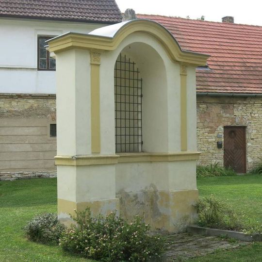 Kaplička na návsi v Zahořanech u Litoměřic