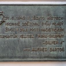 Pamětní deska Alfreda Bartoše na domě Smilova 405 v Pardubicích