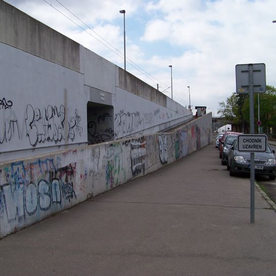 Podchod tramvajové trati v zastávce Nádraží Braník