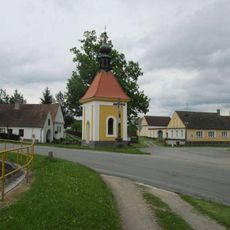 Kříž u kaple v Záluží