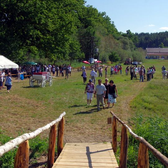 Lávka přes potok pod hrází Podkostelního rybníka v Putimi