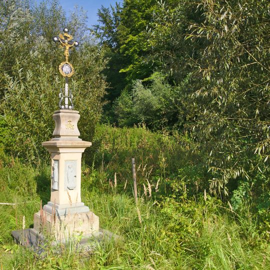 Kříž u Dzbelu vedle hlavní silnice