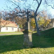 Kříž pod zvonicí v Tuklatech