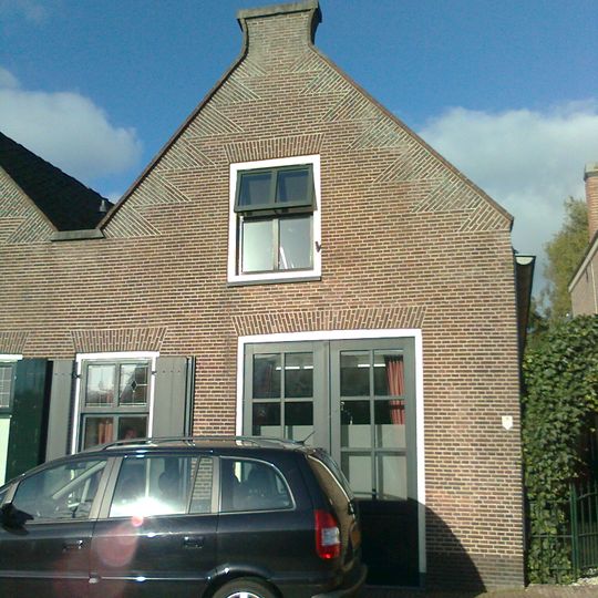 Pand met topgevel, gekoppeld aan het pand Mijzijde 62-63