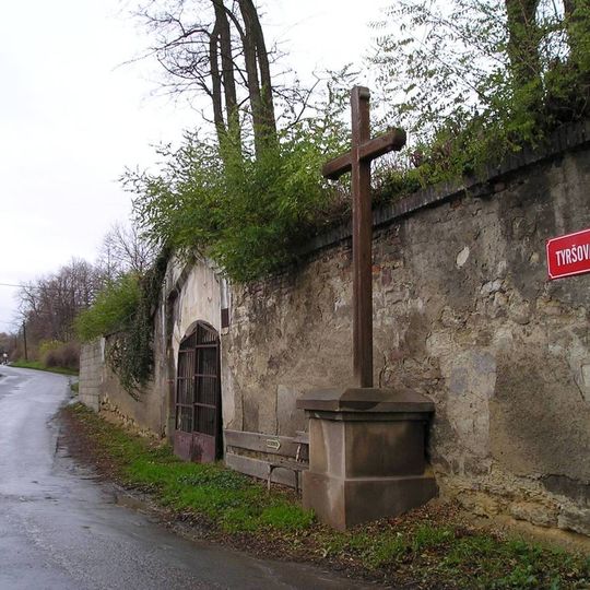 Dřevěný pamětní kříž v Buštěhradě, ul. Tyršova