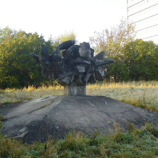 Betonová plastika u střední školy v Jaselské ulici v Kolíně