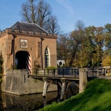 Soelen: voorburcht met keermuren en toegangsbrug