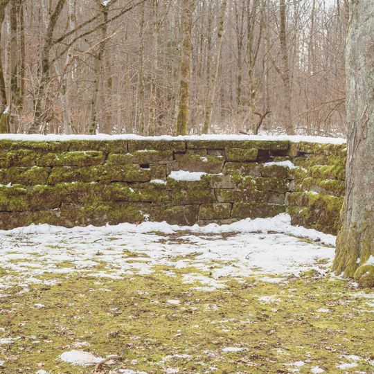 Friedhofsmauer der Kriegsgräberstätte am Waldfriedhof