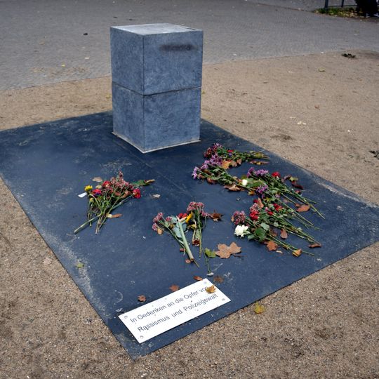 Gedenkstele für die Opfer von Rassismus und Polizeigewalt