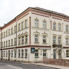 Mietshaus (zwei Hausnummern) in halboffener Bebauung Straße des Friedens 3; 3a