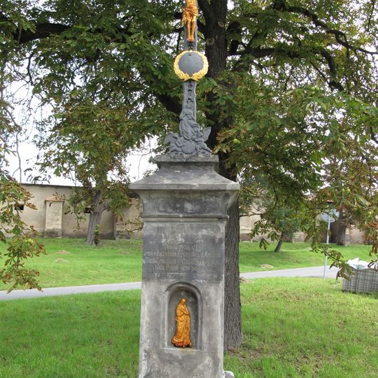 Kříž na rozcestí v Libochovické ulici v Chotěšově