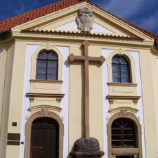 Kříž před Novým špitálem (dnes Dům Marie Terezie kněžny Savojské) v Kostelci nad Černými lesy