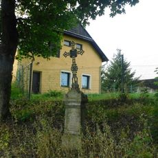 Kříž u pomníku ve Vysoké