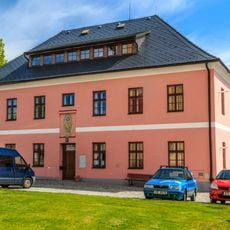 Bývalá církevní škola s reliéfem Panny Marie