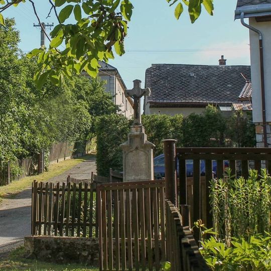 Kříž v Drozdově v uličce za plotem