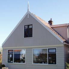 Breed houten huis met puntvormig voorschot