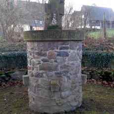 Kriegerdenkmal für die Gefallenen des I. Weltkrieges, kreisförmiger Platz mit Einfriedung, Treppenanlage und Torbogen sowie Bäume außerhalb des Platzes Tharandter Straße 6 (gegenüber)