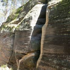 Skalní reliéf Sen u lesní cesty v Brništi