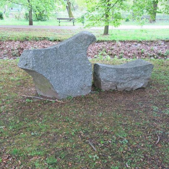 Kamenná plastika u potoka v Husových sadech v Sokolově