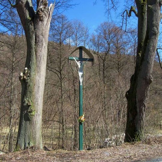 Dřevěný kříž jižně od Štědrákovy Lhoty u silnice