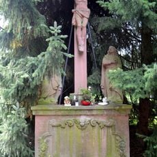 Waldfriedhof, Kreuzigungsgruppe und Gefallenendenkmal