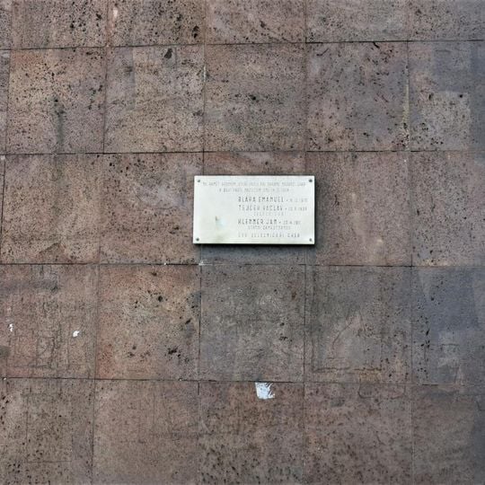 Pamětní deska padlým 14. 9. 1938 u vchodu do nádraží v Chebu