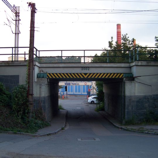 Železniční most přes Vltavskou ulici v Roztokách