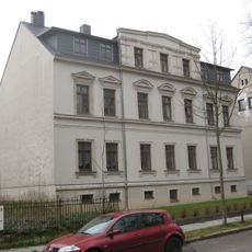 Mietshaus in halboffener Bebauung konzipiert, mit Vorgarten Klarastraße 2