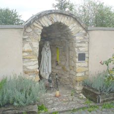 Kaplička Panny Marie ve Fatimě ve zdi farní zahrady v Počaplech