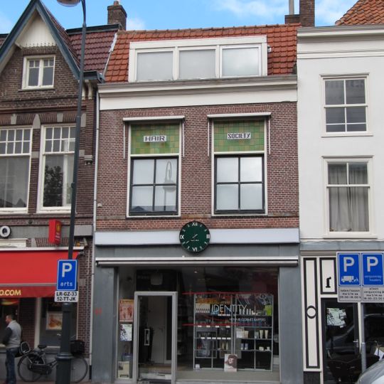 Pand met lijstgevel, beneden verbouwd