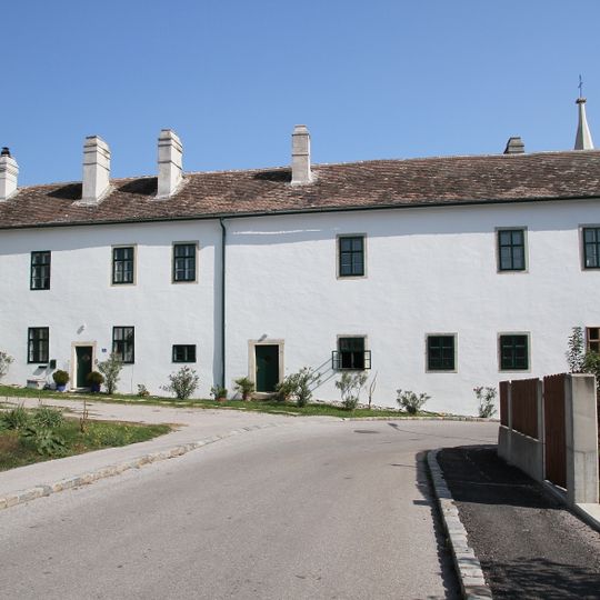 Ehem. Edelhof mit ehem. Badhaus