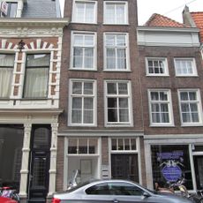 Pand met hoge lijstgevel ter breedte van twee vensters