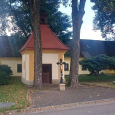 Kříž před kaplí v Krátošicích
