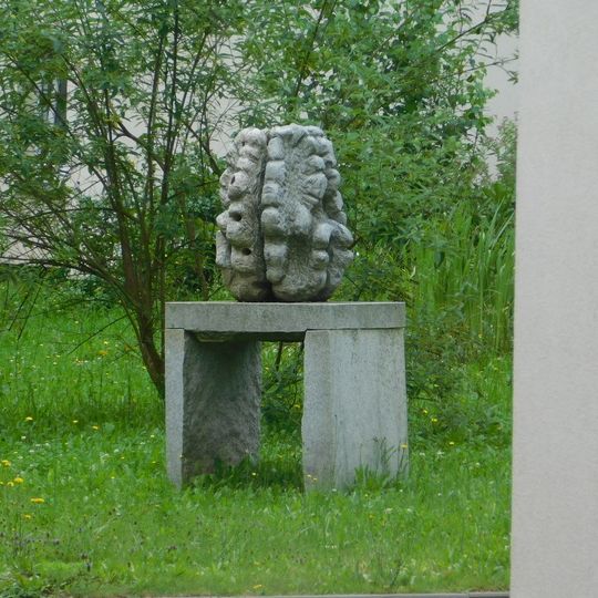 Plastika u vjezdu do Akademie ve Světlé nad Sázavou