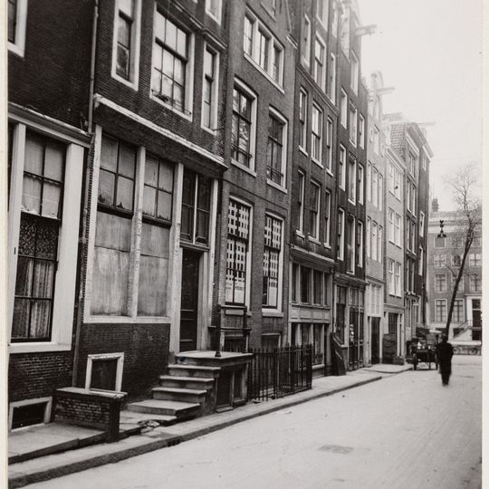 Pand met pilaster-halsgevel