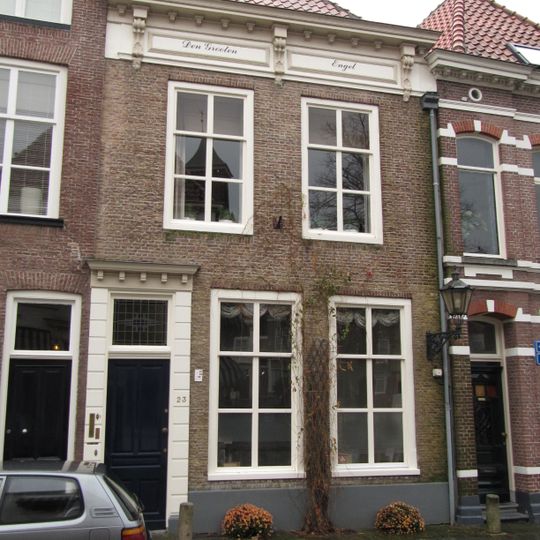 Huis met witgeverfde lijstgevel