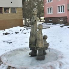 Keramická socha dětí v Pražské ulici v Žatci