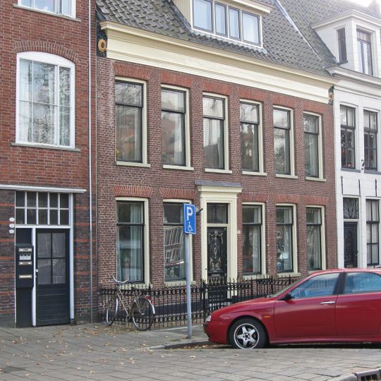 Pand van zes traveeën breed met twee dwarse daken