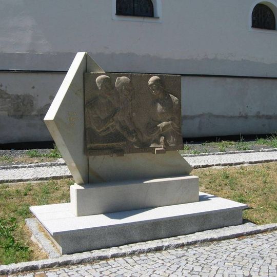 Pomník Boženy Němcové ve středu Mrákova