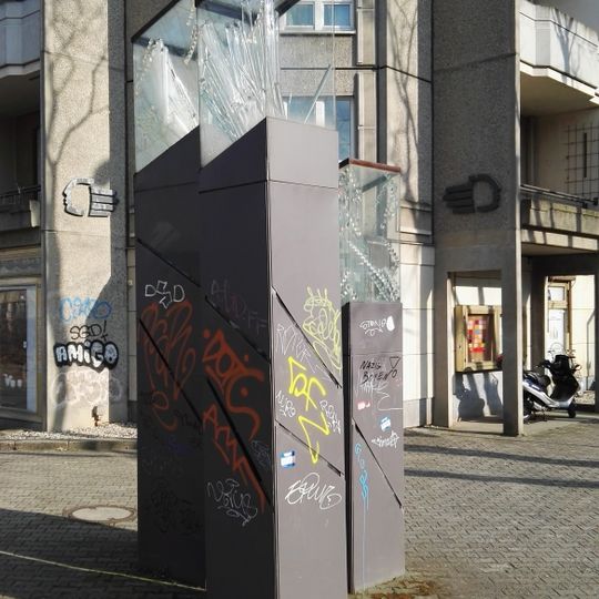 Glas-Licht-Stahl-Stelen