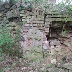 Křížový kámen v Kožlanech u kostela