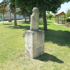 Kamenná plastika na náměstí ve Vilémově