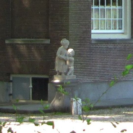 Het Huys ten Donck: twee elkaars pendant vormende, natuurstenen beeldengroepen, ieder bestaande uit twee kinderfiguurtjes