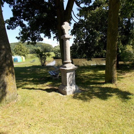 Boží muka s kamenným křížem v Minicích