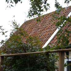 Pand met houten schot voor en achter. Venster verknoeid